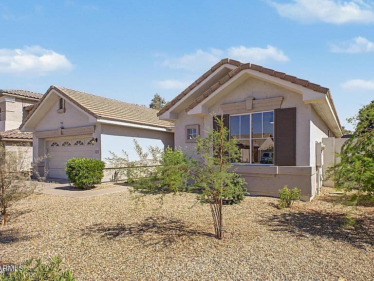 1669 E LAREDO Street photo 3