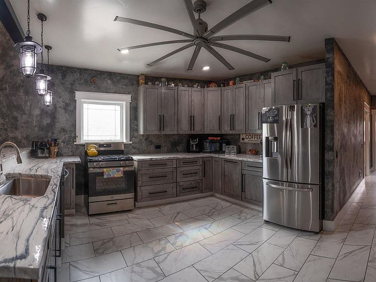 801 Grace Ave photo 3