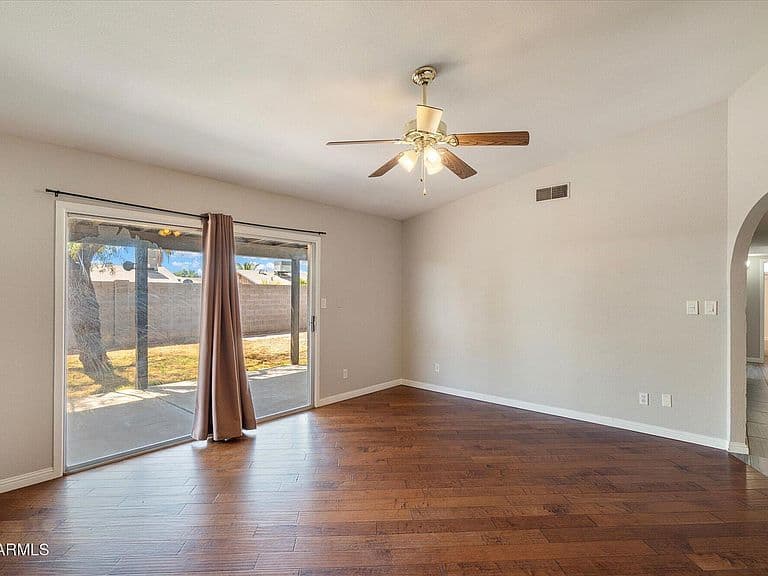 227 W TARO Lane photo 4