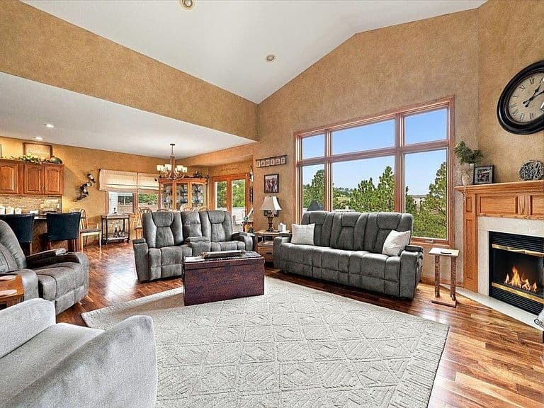 1000 Alta Vista Dr photo 2