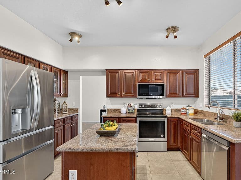 1100 W GLENMERE Drive photo 2