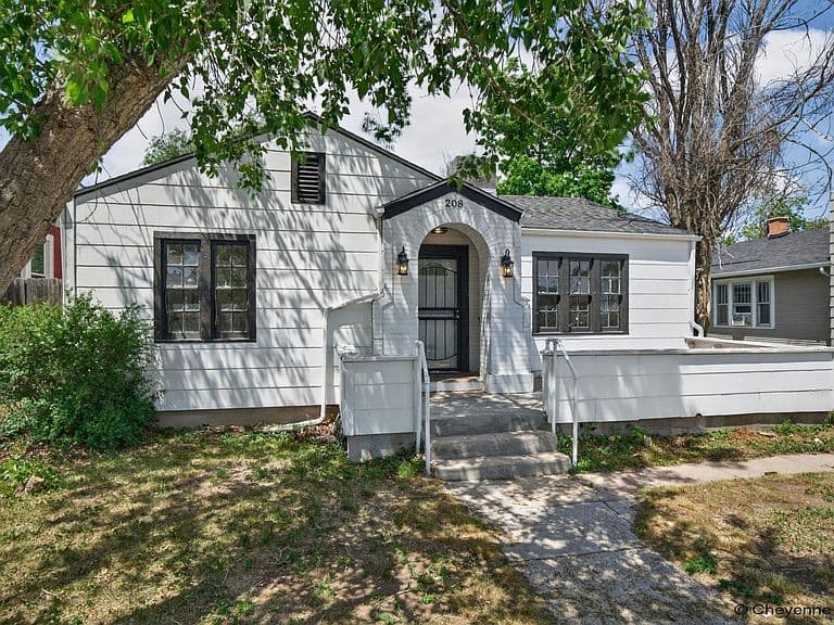 208 E 3rd Ave photo 1