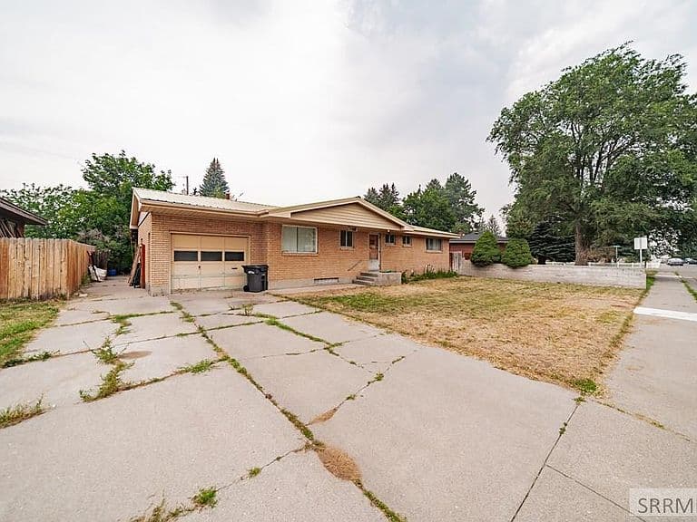 240 Lincoln Dr photo 2