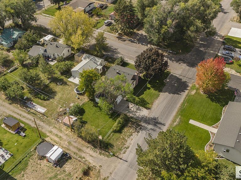 656 1st W photo 5