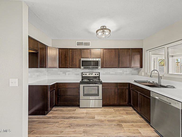 2724 E Holmes Avenue photo 2