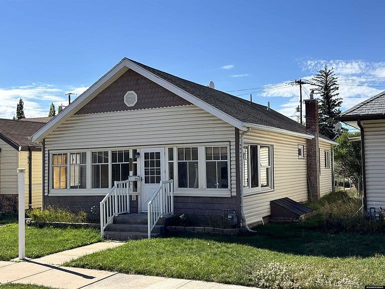 725 Center St photo 1