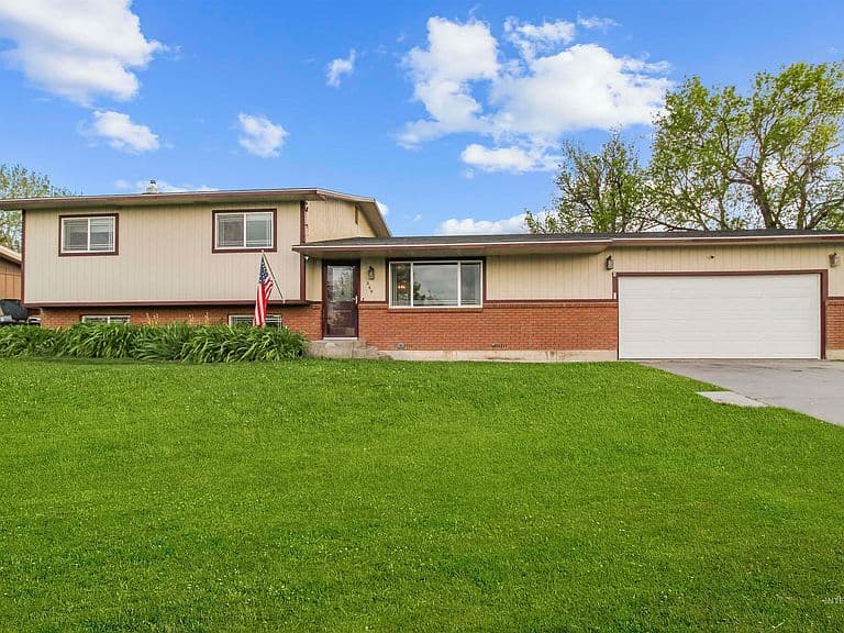 669 Primrose Dr photo 1