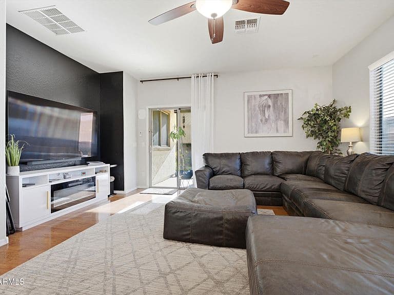 586 E CHELSEA Drive photo 4