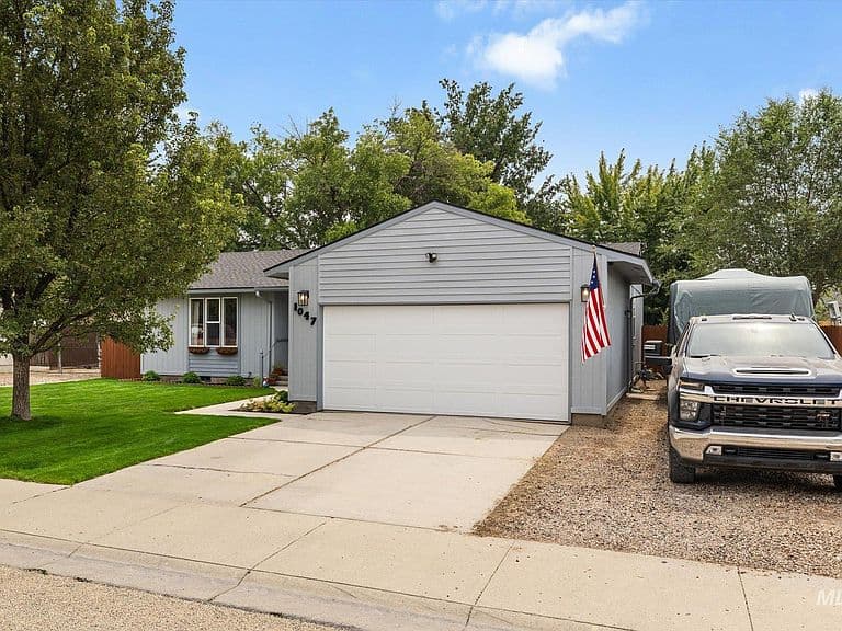 1047 W Chateau Ave photo 2