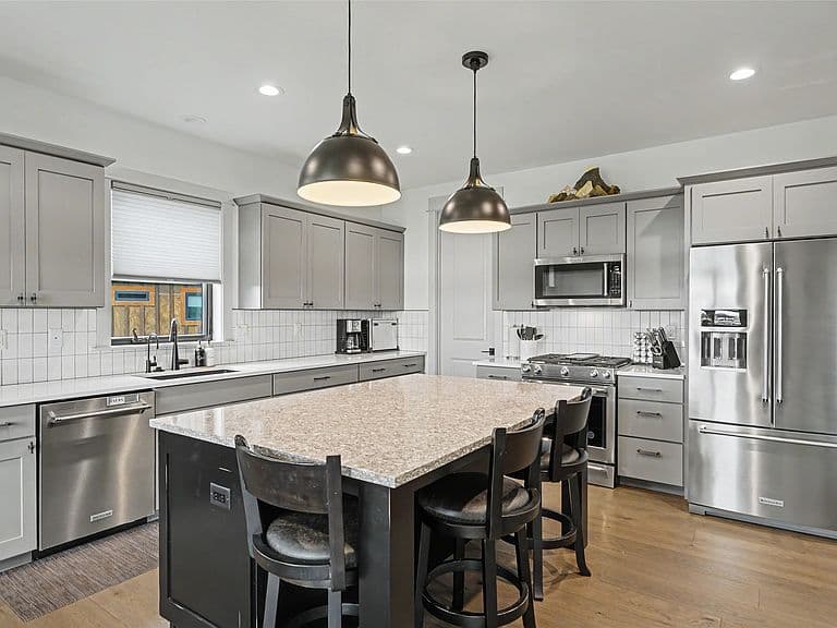 87 Mare Ln photo 4
