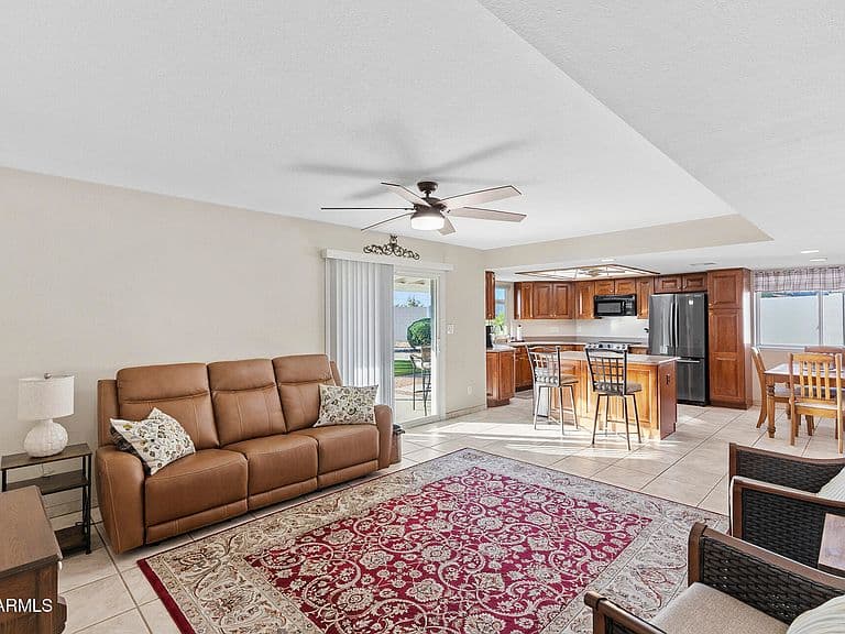 1846 W TARO Lane photo 3