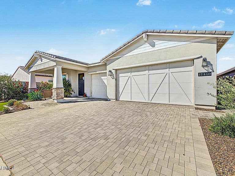 17440 W CARLISLE Drive photo 2