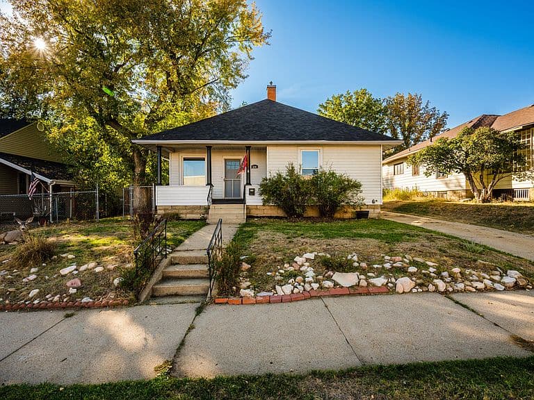 636 Clarendon Ave photo 1
