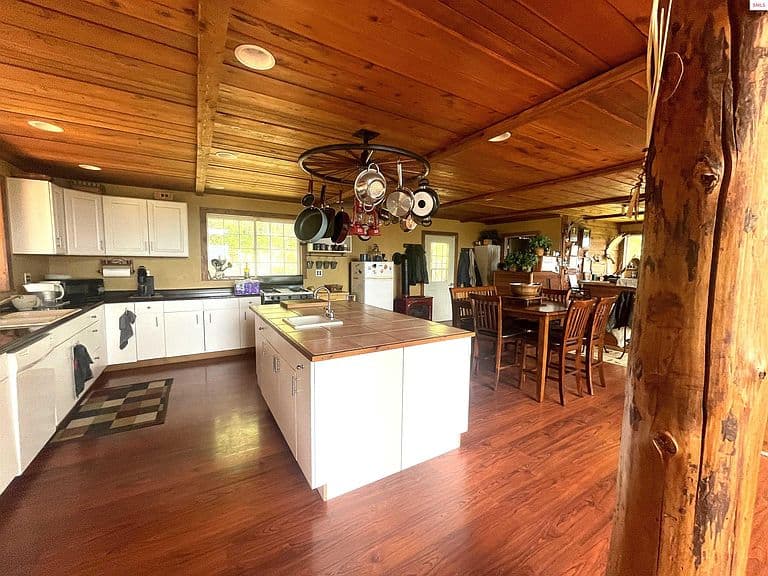 1684 Lions Den Rd photo 3
