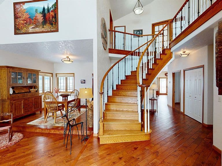 655 Longview Ln photo 3