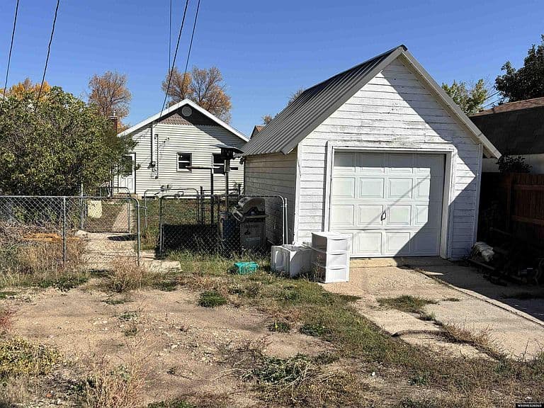 725 Center St photo 2