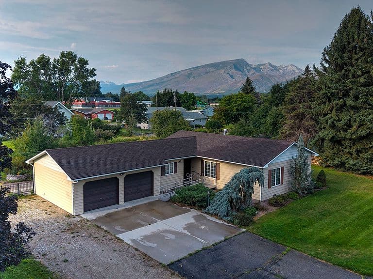 289 N Sapphire St photo 2