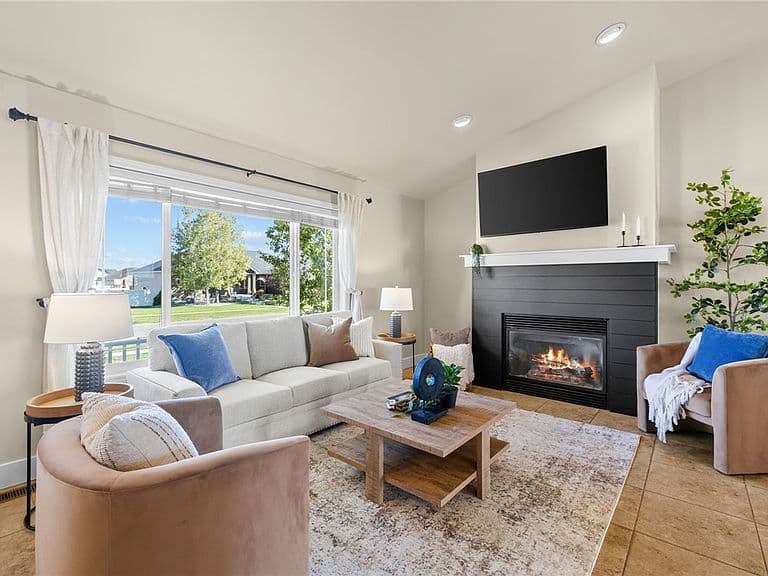 124 Feldspar Way photo 3
