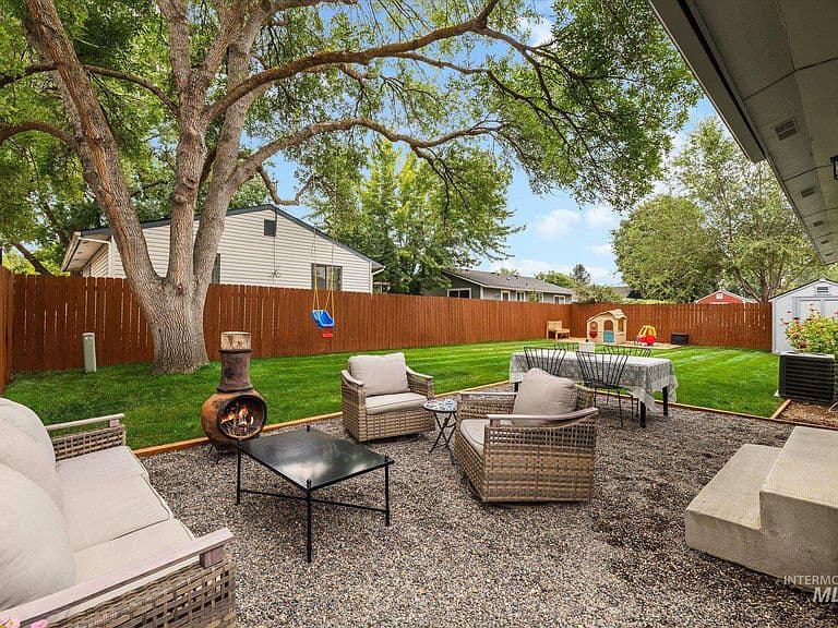 1047 W Chateau Ave photo 3
