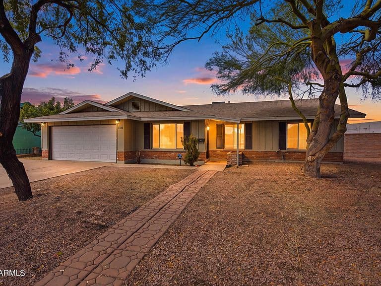 1726 E EL PARQUE Drive photo 1