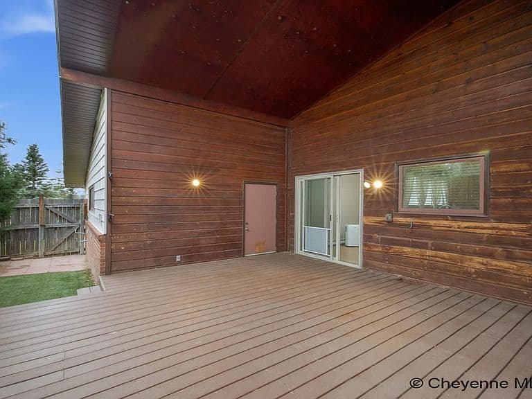 400 Manewal Dr photo 4