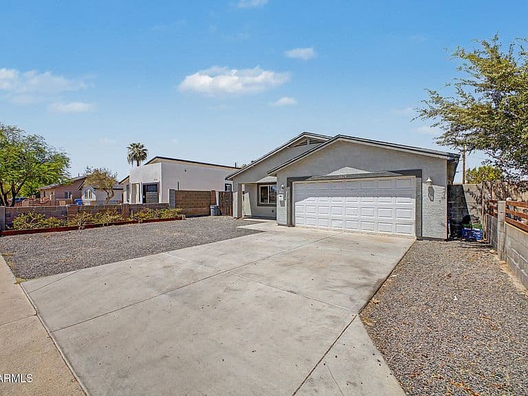 3828 W LATHAM Street photo 2