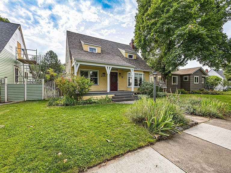 418 Woodford St photo 3