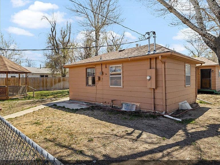 132 Benton Ave photo 5