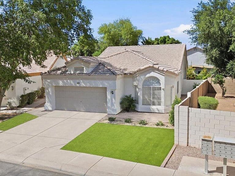 1028 N COLUMBUS Drive photo 2