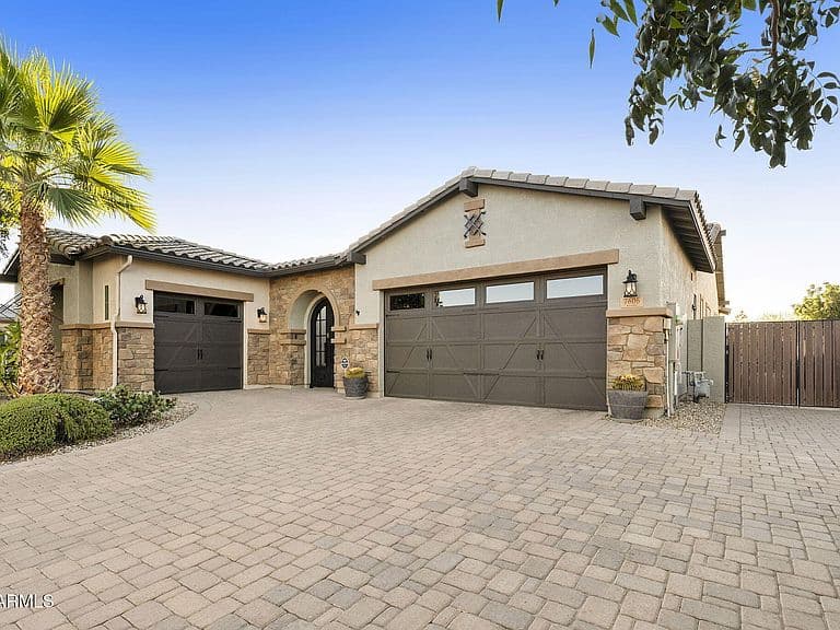 7606 S PENROSE Drive photo 4