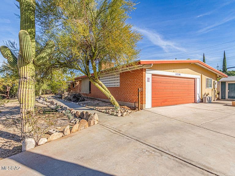 5736 N Bonita Dr photo 3