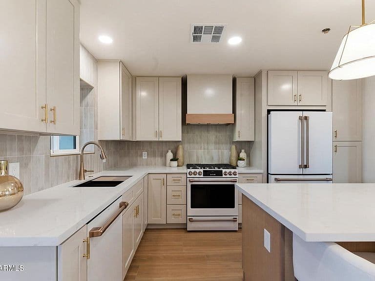 8520 E Highland Ave photo 4