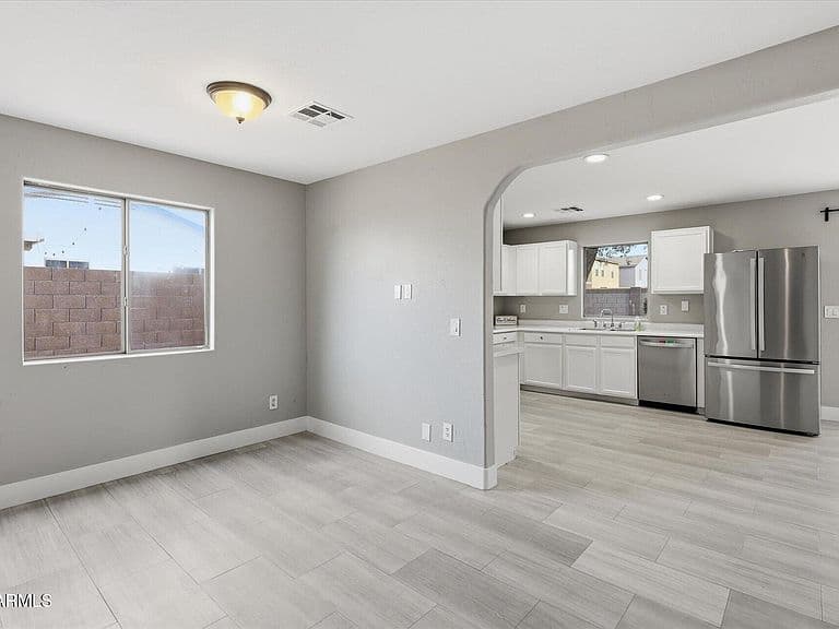 2227 E HAFLINGER Way photo 5