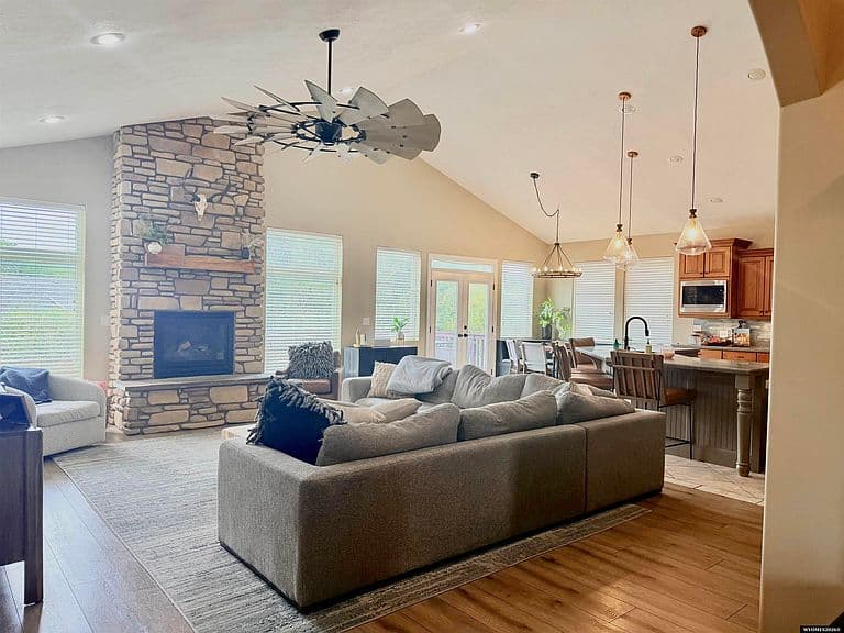 350 Cottonwood Pl photo 2