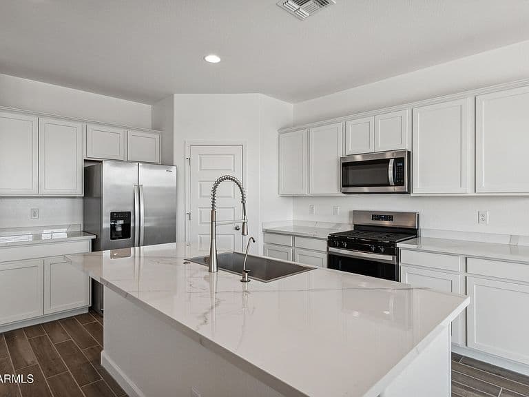 2551 W Sentiero Avenue photo 2
