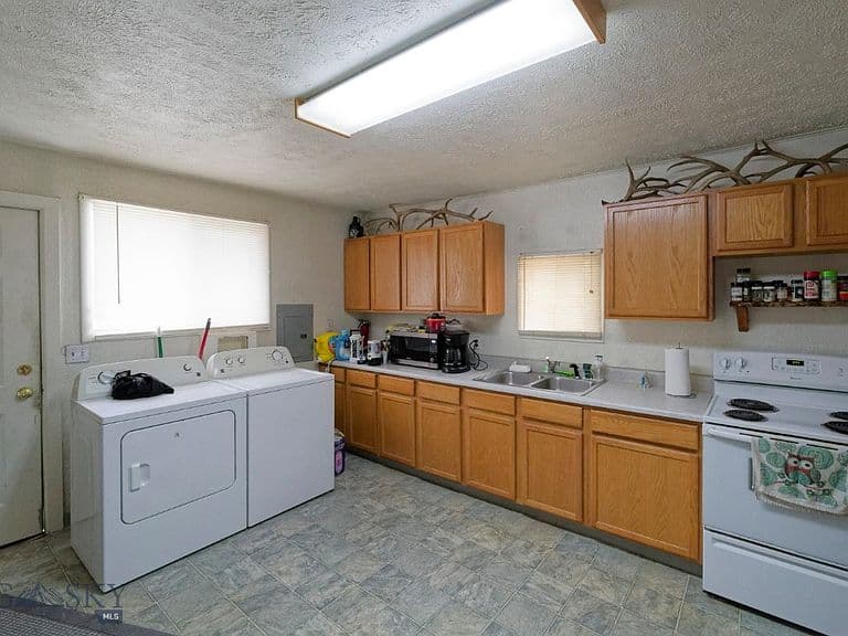 2412 Farrell St photo 3