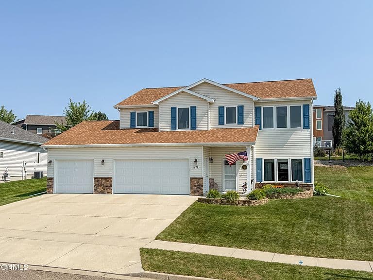 729 Walter Way photo 1
