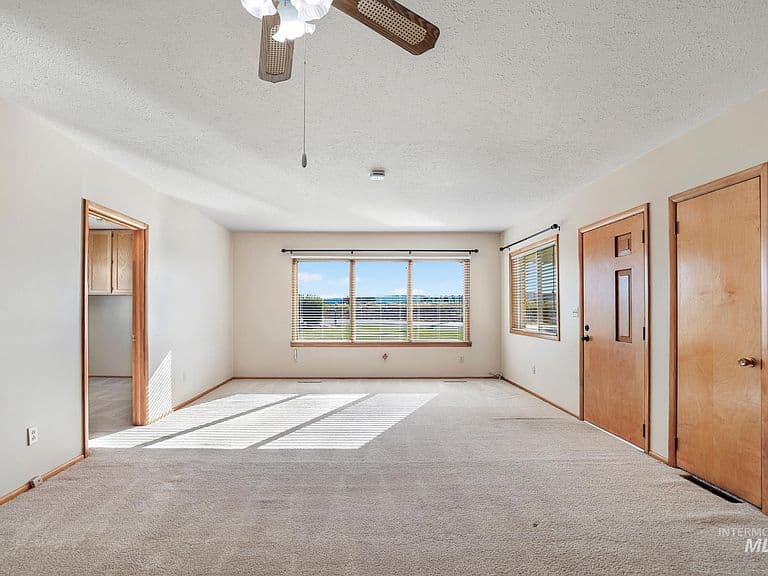 153 N Highway 24 photo 3