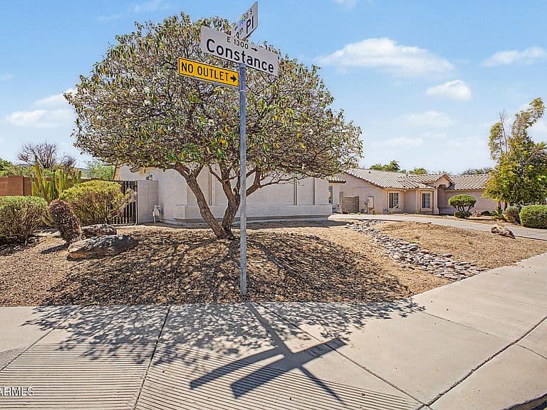 1325 E CONSTANCE Way photo 5