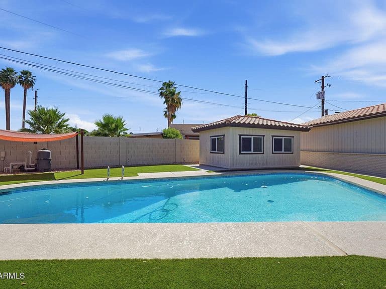 2515 S PALM Drive photo 2