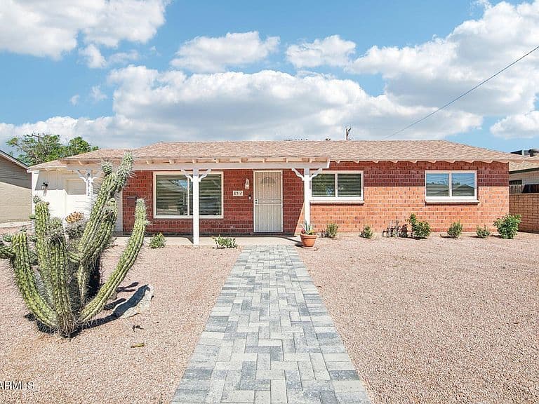 8512 E EDGEMONT Avenue photo 1