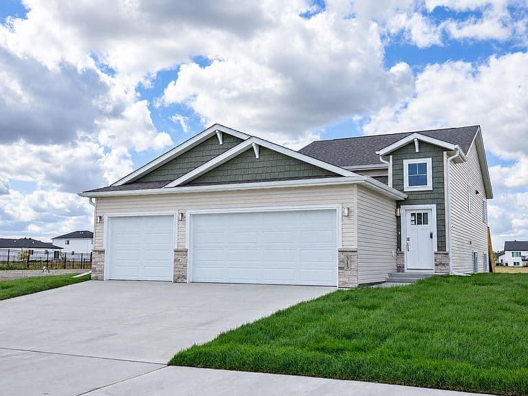 315 Lionheart Dr photo 1