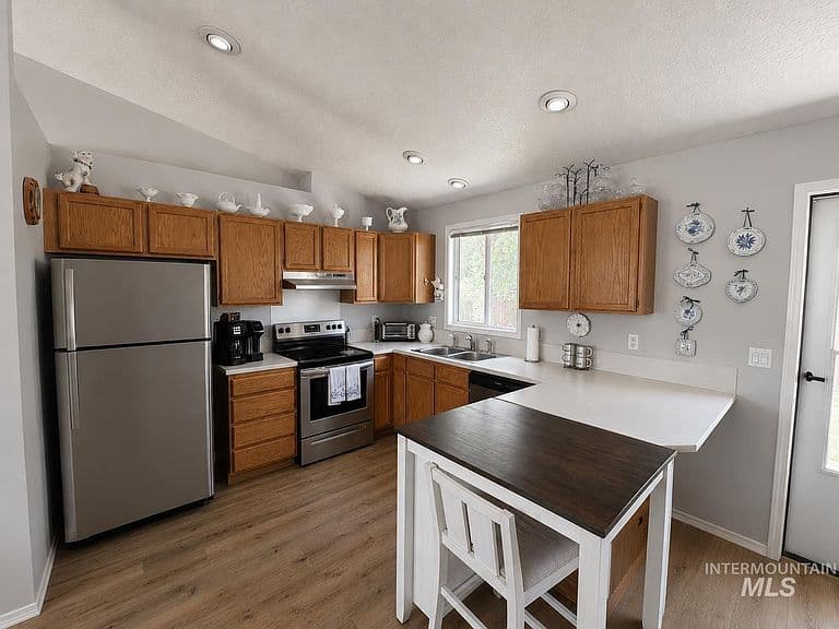 2313 Leo Dr photo 4
