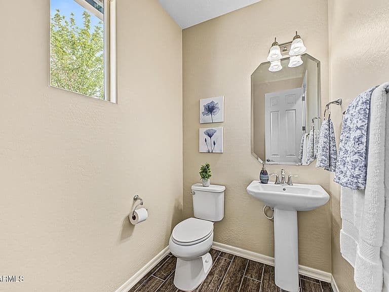 1075 W REDWOOD Avenue photo 3