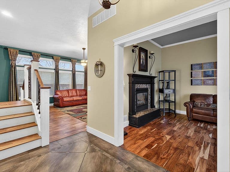 2999 William St photo 2