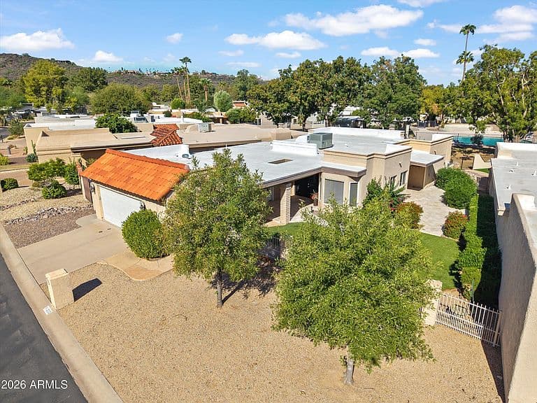 210 W CANTERBURY Lane photo 1