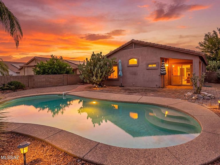 2514 E Petroglyph Ln photo 2