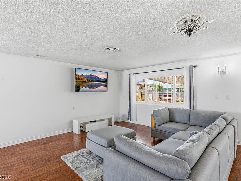 3948 Oakhill Ave photo 2