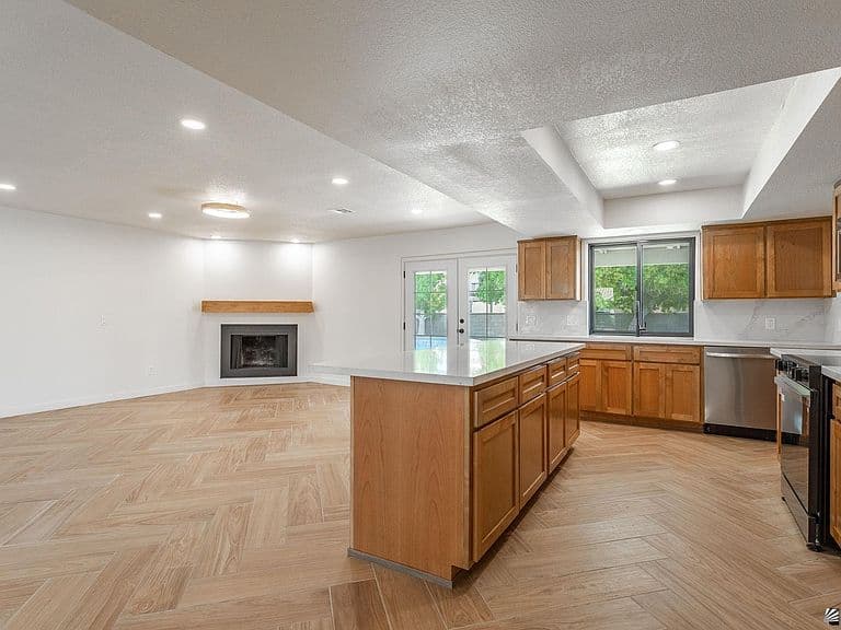 1305 W Parkway Dr photo 5