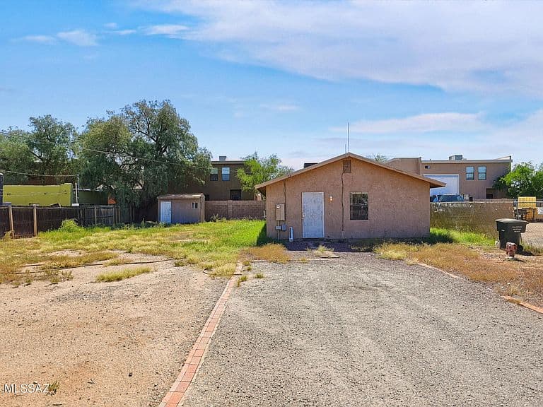 114 E Delano St photo 1